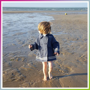 enfant sur la plage pendant une partie de peche a pieds