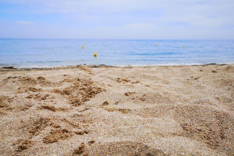 plage de sable avec mer bleue de la manche